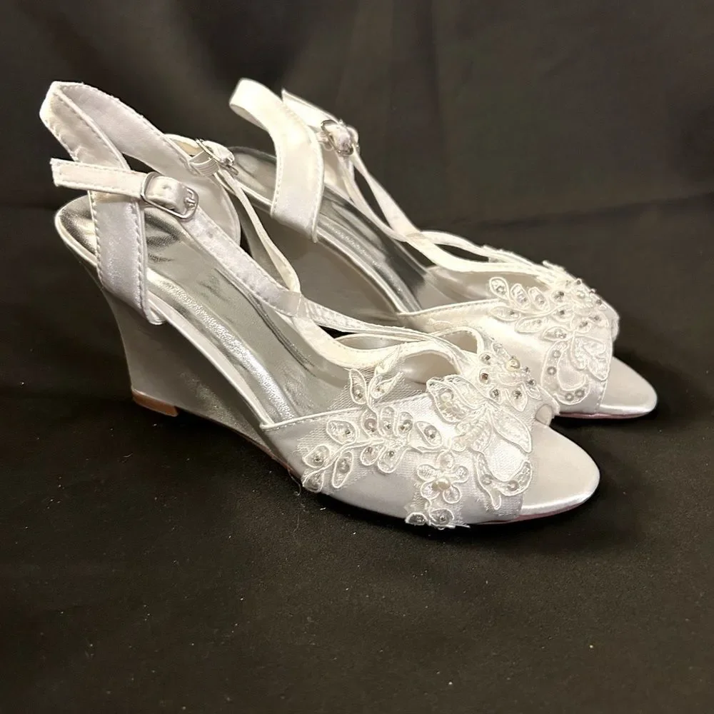 Women’s Satin Lace Peep Toe Flowers Detail Wedge Ankle Strap white size 4 - 4.5